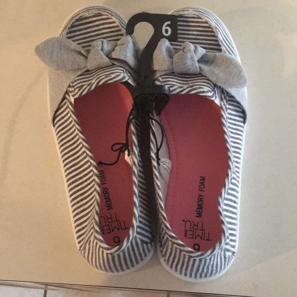 WOMENS SIZE 6 TIME AND TRU BOW TIE SHOES !!